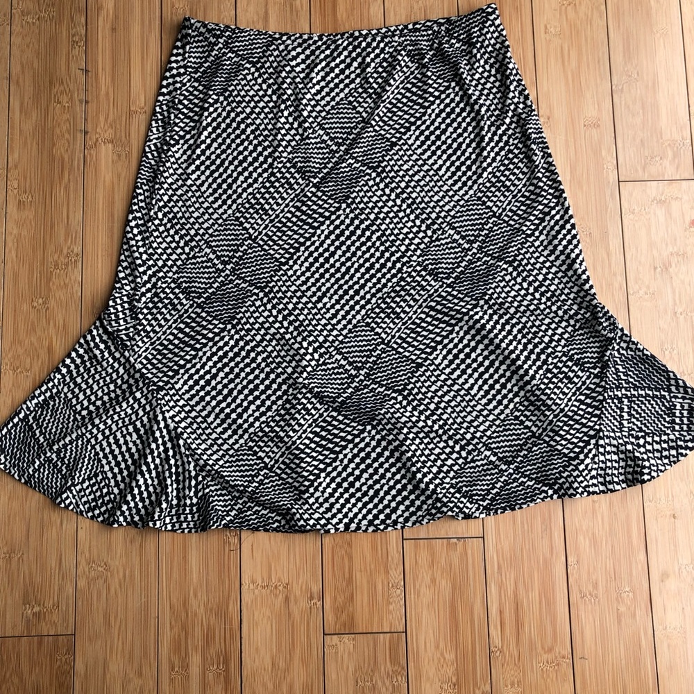 Houndstooth pattern skirt